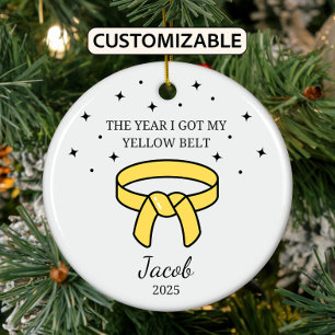 Ornamento De Cerâmica Cinturão amarelo de karate personalizado, roupa de