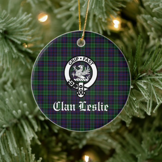 Ornamento De Cerâmica Clan Leslie Crest Crachá e Tartan personalizável (Árvore)