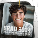 Ornamento De Cerâmica Classe de formando de fotos com nome do ano ou gra<br><div class="desc">Ornamento de graduação com sua foto com sobreposição de texto branco "formando" e o ano,  com seu nome ou nome escolar abaixo.</div>