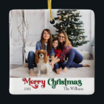 Ornamento De Cerâmica Clássico Simples Feliz Natal<br><div class="desc">Celebre a temporada com este simples e único ornamento cerâmico de Feliz Natal com um toque de charme de vintagem. A design minimalista apresenta uma elegante paleta de cores vermelha e verde, evocando o espírito aconchegante do inverno. O seu apelo moderno e divertido, aliado à formulação tradicional, cria um equilíbrio...</div>