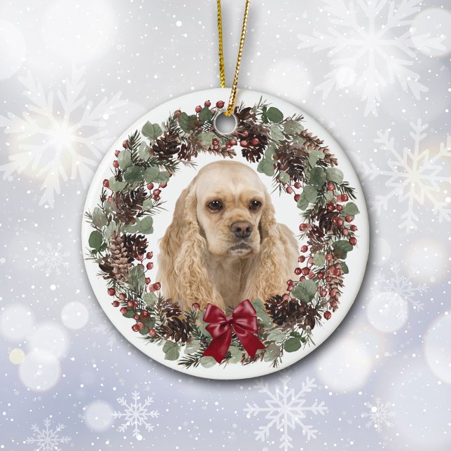 Ornamento De Cerâmica Cocker Spaniel Dog Pinecone Wreath Personalizado (Criador carregado)