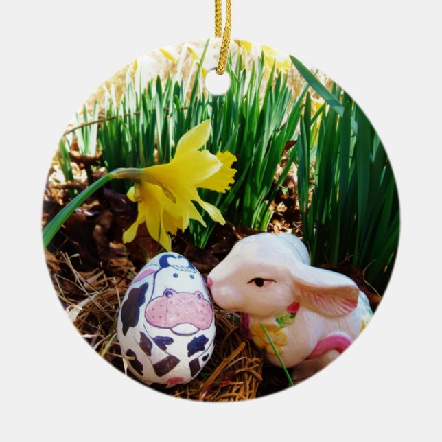 Ornamento De Cerâmica Coelhinho da Páscoa beijando ovo de vaca (Frente)