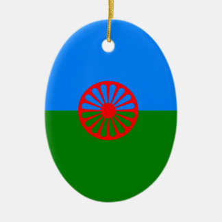 Ornamento de cerâmica com bandeira cigana romana
