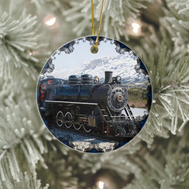Ornamento De Cerâmica Comboio branco em neve (Old-fashioned train, ceramic Christmas ornament with blue edging.)