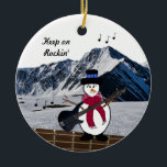 Ornamento De Cerâmica Continua a Rocking Snowman Guitar Ornaço Cerâmico<br><div class="desc">Um design de excelente para um professor de música amorosa ou alguém que ama tocar no violão. Um conselho com um boneco de neve de jammin tocando seu violão elétrico apresentado aqui em um fundo de montanha de neve. Altere a mensagem se quiser.</div>