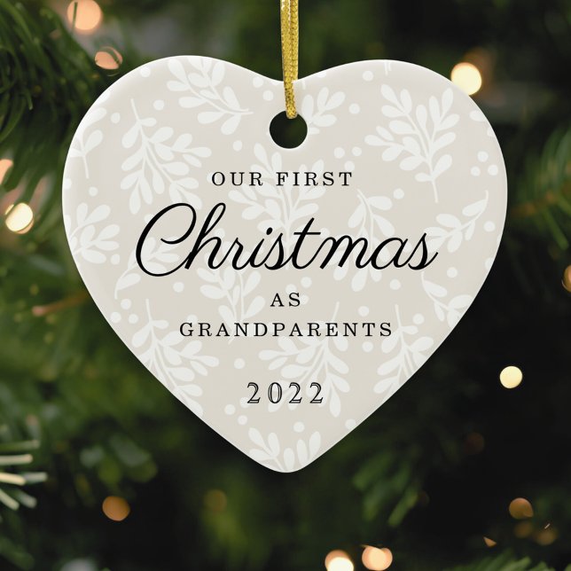 Ornamento De Cerâmica Coração modelou o primeiro Natal como avós (Criador carregado)