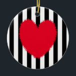 Ornamento De Cerâmica Coração vermelho<br><div class="desc">Coração vermelha sobre fundo listrado preto e branco</div>