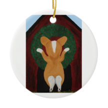 Corgi colocando Coroa de Natal na Casa do Cachorro