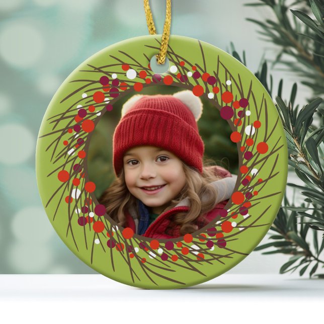 Ornamento De Cerâmica Coroa de Natal: Dupla Face (Photo Ornament with a twig wreath with berries and a modern holiday design on the back)