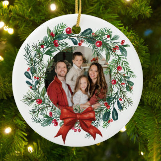 Ornamento De Cerâmica Coroa de Natal Festiva com Azevinho Vermelho Foto