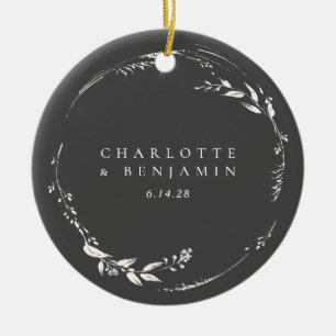 Ornamento De Cerâmica Coroa Floral Monograma Nome Preto e Branco