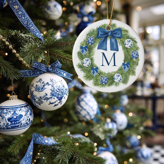 Ornamento De Cerâmica Coroa Monogramática de Chinoiserie Natal (Chinoiserie Wreath Monogrammed Christmas Ornament)