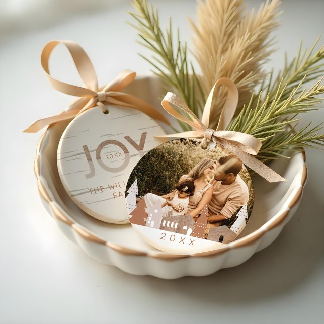 Ornamento De Cerâmica Cozy Winter Village Woodgrain Home Family Photo (Cozy Winter Village Woodgrain Home Family Photo Ceramic Ornament)