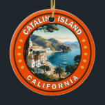 Ornamento De Cerâmica Crachá de Arte Viagem da Ilha Catalina<br><div class="desc">Ilha Catalina num estilo de arte vetorial. Papais noeis Catalina,  uma das Ilhas do Canal da Califórnia,  fica a sudoeste de Los Angeles. É conhecido pela sua vida selvagem,  locais de mergulho e Monte Orizaba,  o seu pico mais alto.</div>