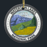 Ornamento De Cerâmica Crachá do Parque Nacional dos Lagos da Waterton, C<br><div class="desc">Design de arte vetorial do Parque Nacional dos Lagos de Waterton. O Parque é conhecido pela sua cadeia de lagos,  incluindo os grandes lagos Upper e Middle Waterton,  flanqueados pelas Montanhas Rochosas.</div>