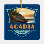 Ornamento De Cerâmica Crachá Retroativo da Ilustração do Parque Nacional<br><div class="desc">Acadia vetor trabalho de arte design. O Parque Nacional Acadia fica principalmente na Ilha do Monte Deserto,  em Maine. A sua paisagem é marcada por florestas,  praias rochosas e picos granitos salgados por geleiras,  como a Montanha Cadillac.</div>