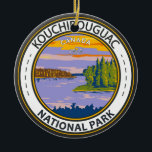 Ornamento De Cerâmica Crachá Viagem de Vintage do Parque Nacional Kouchi<br><div class="desc">Design de arte vetorial do Parque Nacional Kouchibouguac. O Parque inclui ilhas de barreira,  dunas de areia,  lagoas,  pântanos salgados e florestas.</div>