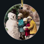 ORNAMENTO DE CERÂMICA CRIANÇAS COM SNOWMAN<br><div class="desc">Foto de vintage engraçada com crianças.</div>