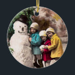 ORNAMENTO DE CERÂMICA CRIANÇAS COM SNOWMAN<br><div class="desc">Foto de vintage engraçada com crianças.</div>