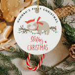 Ornamento De Cerâmica Crianças de Natal de 1rua Bonitas<br><div class="desc">Marque os seus pequenos no primeiro Natal com este adorno Sloth fofo. A design apresenta uma preguiça de inverno adormecida em um salto de árvore iluminado,  o texto "natal preguiçoso" e o nome.</div>