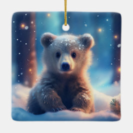 Ornamento De Cerâmica Cubo De Urso Cortado Em Floresta Coberta De Neve