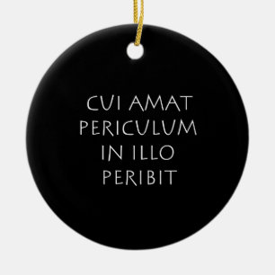 Ornamento De Cerâmica Cui amat periculum em illo peribit