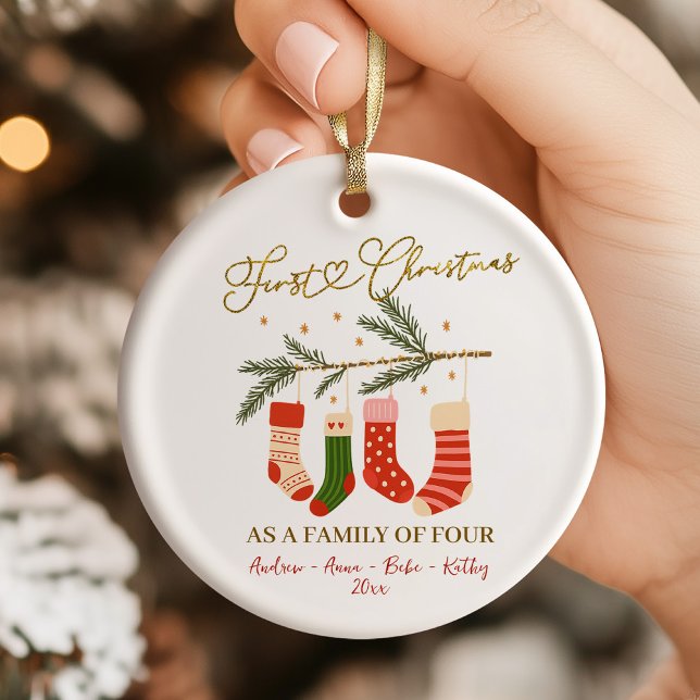 Ornamento De Cerâmica Cute Boho First Christmas Family of Four (Criador carregado)