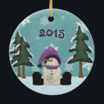Ornamento De Cerâmica Cute Personalized Snowman in Woods Christmas<br><div class="desc">This Christmas ornament features a cute snowman wearing a purple hat,  scarf and boots.  The snowman is sitting in the snow and is surrounded by woodland trees and charming snowflakes.  This ornament can be personalized with a name and year.  *</div>
