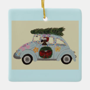 Ornamento De Cerâmica Dachshund Preto e Castanho em Carro Hippie no Nata