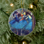 Ornamento De Cerâmica Dançarinos em azul por Edgar Degas, Arte Balé de V<br><div class="desc">Dançarinos em Azul (1895) de Edgar Degas é uma pintura de arte vintage impressionismo que apresenta um grupo de bailarinas vestidas de tutus azul nos bastidores antes de uma apresentação. Sobre o artista: Edgar Degas (1834-1917) é considerado um dos fundadores do Impressionismo, embora preferisse o realismo e ser chamado de...</div>