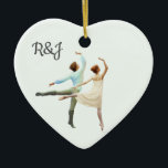 Ornamento De Cerâmica Dançarinos Românticos Balés - Suas Iniciais e Text<br><div class="desc">Esta bela imagem dos dançarinos de balé Romeu e Julieta pode ser personalizada com suas iniciais na frente e texto pessoal (e data opcional) no verso. Uma maneira romântica de criar um item único para alguém especial. A bailarina e sua parceira são obras originais de arte da InkArabesque, e são...</div>