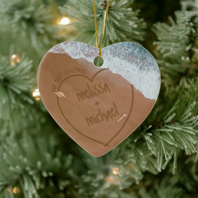 Ornamento De Cerâmica Dated Beach Nosso Primeiro Natal Com Nomes (Árvore)