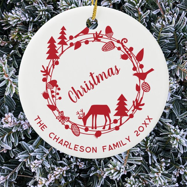 Ornamento De Cerâmica Deer Woodland Wreath Personalizado Natal (Woodland forest wreath red and white personalized family name date text Christmas ornament)