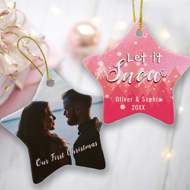 Ornamento De Cerâmica Deixar Neve Primeira Foto de Natal Rosa (Criador carregado)