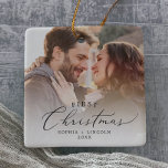 Ornamento De Cerâmica Delicar Primeiro Casais de Natal Manter Foto<br><div class="desc">Esta delicada primeira casal de Natal que mantém o ornamento fotográfico cerâmico é a perfeita decoração moderna das árvores de Natal. A design romântica minimalista apresenta uma magnífica e elegante tipografia negra com um aspecto simples e limpo. Personalize seu ornamento de fachada dupla com uma foto, seus nomes e o...</div>