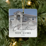 Ornamento De Cerâmica Delicar Primeiro Natal Em Nossa Nova Foto<br><div class="desc">Este delicado primeiro Natal no nosso novo ornamento fotográfico-cerâmico doméstico é a decoração perfeita e moderna das árvores de Natal. A design romântica minimalista apresenta uma magnífica e elegante tipografia negra com um aspecto simples e limpo. Este ornamento de manutenção diz "primeiro Natal em nossa nova casa". Personalize seu ornamento...</div>