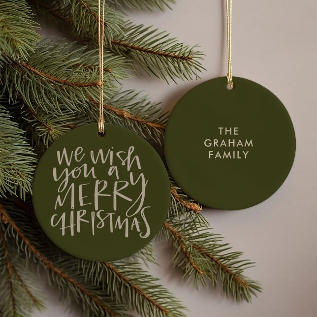 Ornamento De Cerâmica "Deseje um Feliz Natal" Evergreen (Hand-lettered We Wish You a Merry Christmas carol family name green ornament)