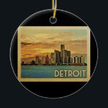 Ornamento De Cerâmica Detroit Michigan Viagens vintage<br><div class="desc">Design de Detroit Michigan em estilo Viagens vintage apresentando uma bela linha do horizonte da cidade.</div>