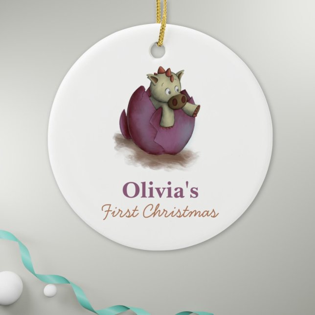 Ornamento De Cerâmica Dinossauro Roxo Hatching Baby Girl Primeiro Natal (Baby girl first christmas ornament with a dinosaur hatching illustration)