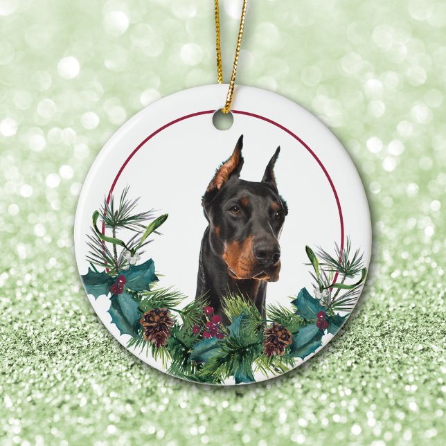 Ornamento De Cerâmica Doberman Pinscher Evergreen Berry Wreath (Criador carregado)