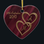 Ornamento De Cerâmica Dois corações entrelaçados do ouro<br><div class="desc">Dois bloquearam corações dourados do efeito do metal com harmonização de iniciais protegidas e data da ocasião, especialmente para essa você ama em seu aniversário ou dia dos namorados de casamento. Os corações metálicos estão em um fundo da protecção carmesim profunda do efeito do cetim ou da seda. Note por...</div>