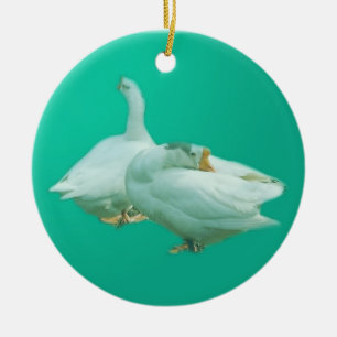 Ornamento De Cerâmica dois gansos brancos em fundo azul