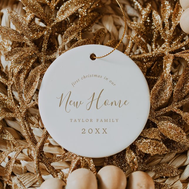 Ornamento De Cerâmica Dourado Mínimo Primeiro Natal Em Nossa Nova Foto (Minimal Gold First Christmas In Our New Home Photo Ceramic Ornament)