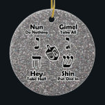 Ornamento De Cerâmica Dreidel Instruções Feliz Hanukkah Silver Glitter<br><div class="desc">Maneira decorativa e conveniente de manter as instruções para jogar o sonho das crianças judias à mão... seus filhos podem dar uma olhada quando eles precisam de um lembrete de como jogar e de como são chamadas as letras hebraicas. presente de Hanukkah excelente! CERTIFIQUE-SE DE ALTERAR A MENSAGEM NA PARTE...</div>