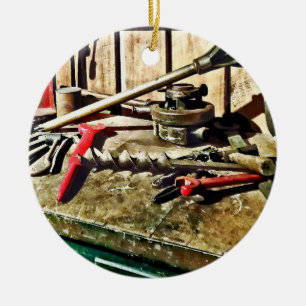 Ornamento De Cerâmica Duas Formas Vermelhas na Bancada do Canalizador
