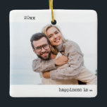 Ornamento De Cerâmica Duas Fotografias Felicidade é Casada Minimalista<br><div class="desc">Um ornamento minimalista com suas fotos personalizadas e a tipografia moderna do estilo de máquina de escrever. O design é de dois lados e o modelo está pronto para que você adicione fotos de tamanho de cheio à parte frontal e traseira. O ano e a formulação são totalmente editáveis -...</div>