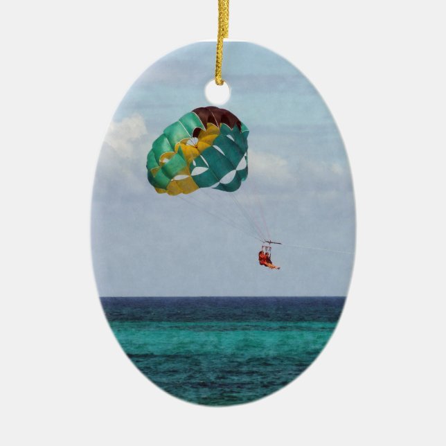 Ornamento De Cerâmica Duas Mulheres de Parapente no Mar nas Bahamas (Frente)
