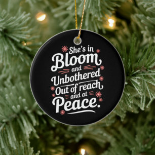 Ornamento De Cerâmica Ela Está Em Sangue E Desligada Do Alcance E Do