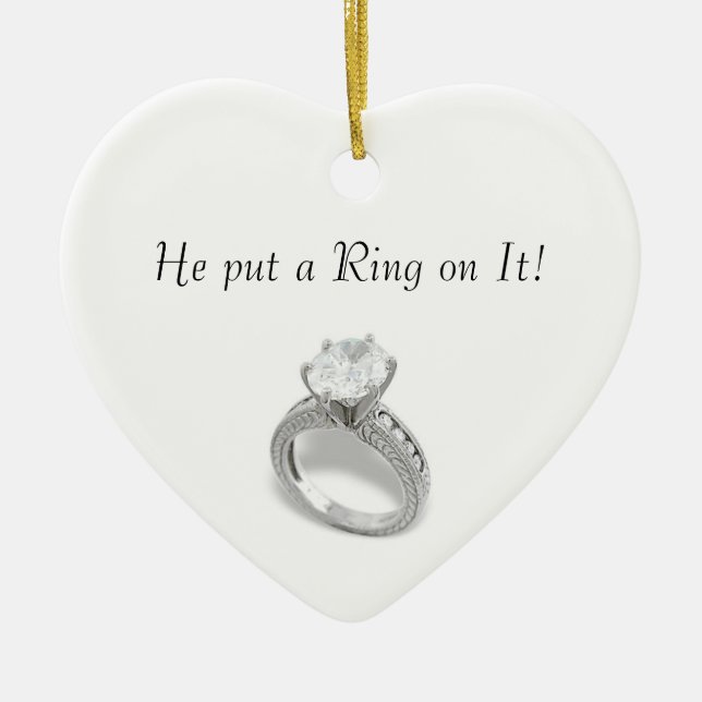 Ornamento De Cerâmica Ele colocou um anel nele/salve a data (Frente)