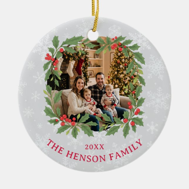 Ornamento De Cerâmica Elegant Holly Wreath Merry Christmas Photo (Frente)